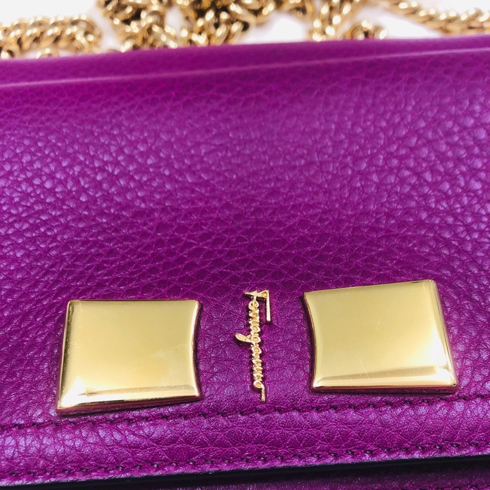💜 Salvador Ferragamo Corssbody💜 - Picture 2 of 8